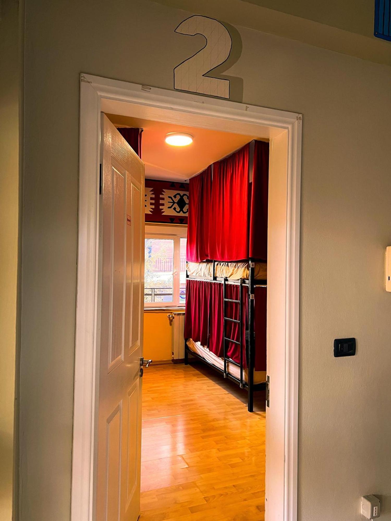 Blue Door Hostel Τίρανα Εξωτερικό φωτογραφία